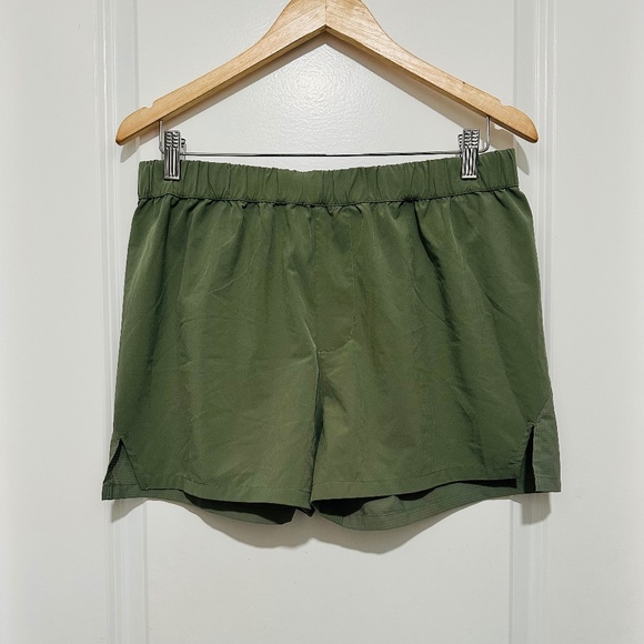 H&M Move Athletic Short Women’s Medium Light Olive Green 3” Inseam - Picture 1 of 7